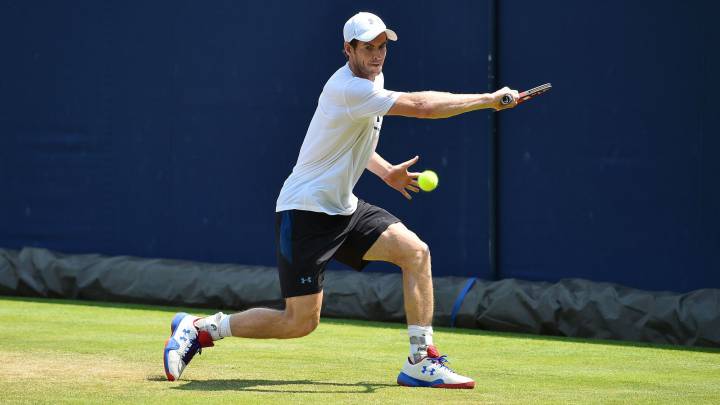 Andy Murray devuelve una bola durante un entrenamiento antes de debutar en el Aegon Championships de Queen's.