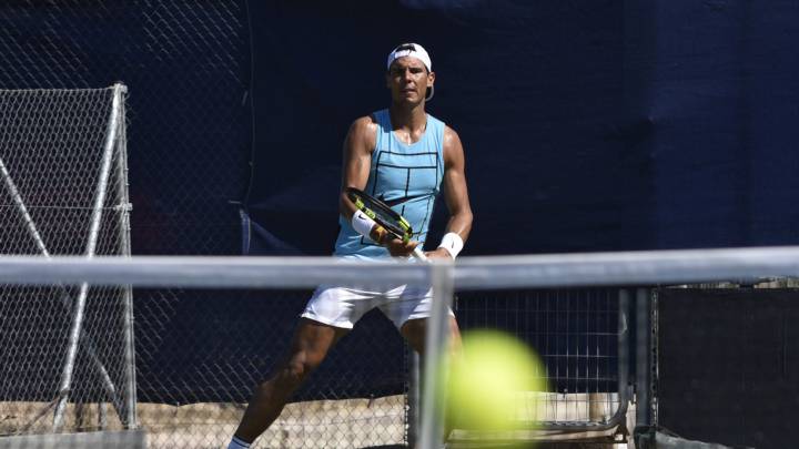 Rafa Nadal,durante el entrenamiento que realizó hoy en las pistas de hierba del Mallorca Open en su adapatación a las pistas de hierba para competir en el torneo de Wimbledon.