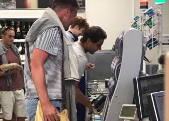 Rafa Nadal, como un londinense más en un súper de Wimbledon