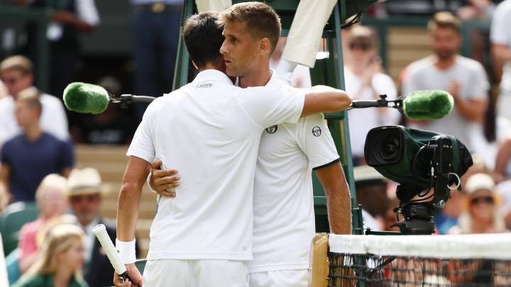 Martin Klizan abraza a Novak Djokovic.
