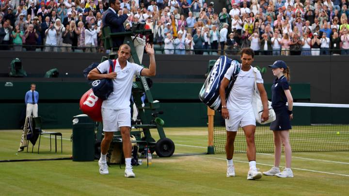 Gilles Muller y Rafa Nadal abandonan la pista 1 de Wimbledon.