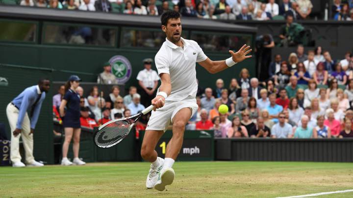 Novak Djokovic durante su partido ante Adrian Mannarino correspondiente de los octavos de final de Wimbledon.