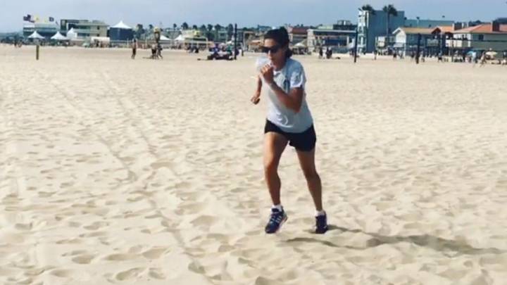 Garbiñe Muguruza entrena en las playas de California.