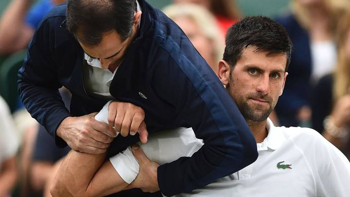 Novak Djokovic recibe atención médica en su codo durante el partido de Wimbledon que disputó ante el francés Adrian Mannarino.