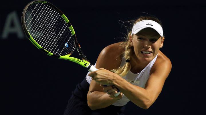 Caroline Wozniacki devuelve una bola ante Ekaterina Alexandrova durante su partido en la Rogers Cup de Toronto.
