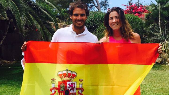 Rafa Nadal y Garbiñe Muguruza posan con la bandera de España. Ambos son desde este lunes de forma simultánea números 1 el ranking ATP y del ranking WTA respectivamente.