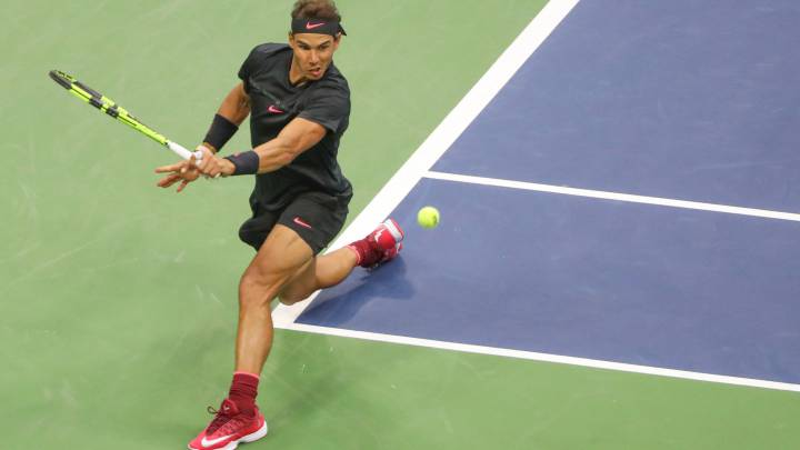 Rafael Nadal devuelve una bola ante Kevin Anderson en la final del U.S. Open.