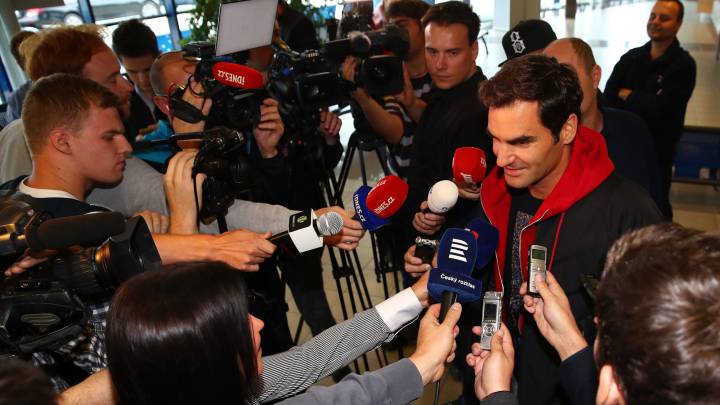 Roger Federer atiende a los medios de comunicación a su llegada a Praga, donde disputará la Laver Cup.