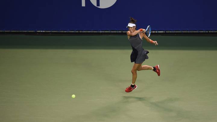 Garbiñe Muguruza devuelve una bola ante Monica Puig durante su partido de octavos de final en el Toray Pan Pacific Open de Tokio.