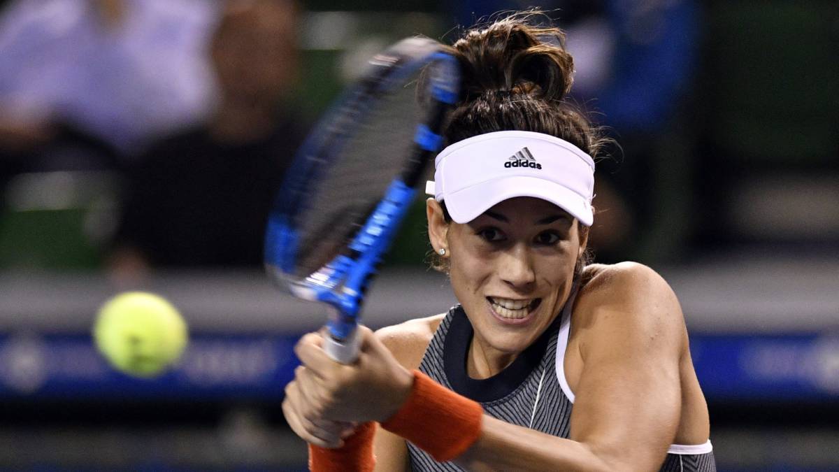 Garbiñe Muguruza debutó con victoria frente a Mónica Puig en el torneo de Tokio en el que era su primer partido como mejor jugadora del ranking WTA. "Para ser honesta, nada ha cambiado por ser Nº1", dijo la actual ganadora de Wimbledon.