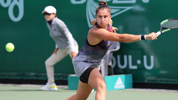 Sara Sorribes devuelve una bola durante un partido en el Korea Open.