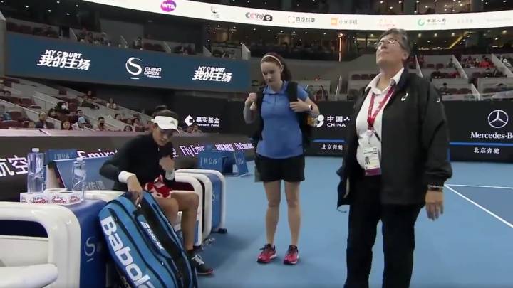 Garbiñe Muguruza, con la médico del torneo y una oficial de la WTA.