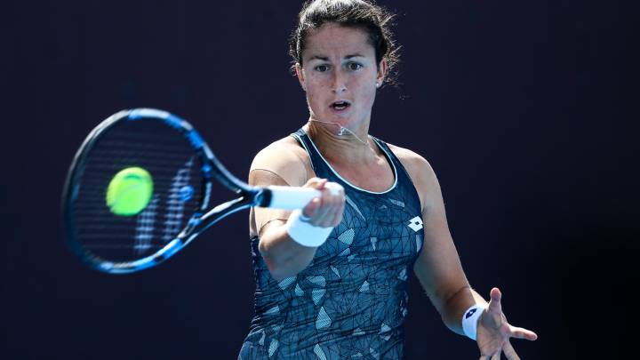 Lara Arruabarrena devuelve una bola ante Daria Kasatkina durante su partido de segunda ronda del China Open de Pekín.