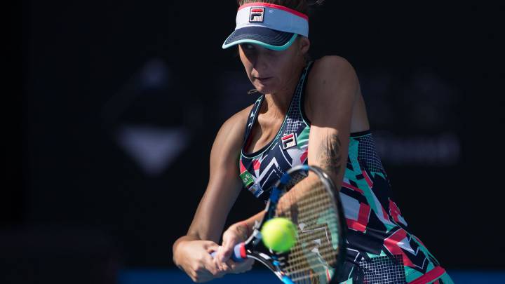 Karolina Pliskova devuelve una bola ante Sorana Cirstea durante su partido en el China Open de Pekín.