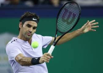 Federer borra a Dolgopolov para continuar la lucha con Nadal