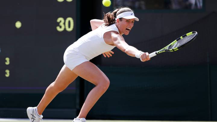 Johanna Konta devuelve una bola ante Maria Sakkari durante un partido en Wimbledon.