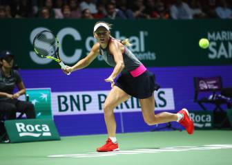 Wozniacki stuns top seed Halep at the WTA Finals