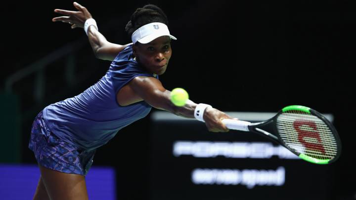 Venus Williams devuelve una bola ante Garbiñe Muguruza of Spain durante su partido en el BNP Paribas WTA Finals de Singapur.