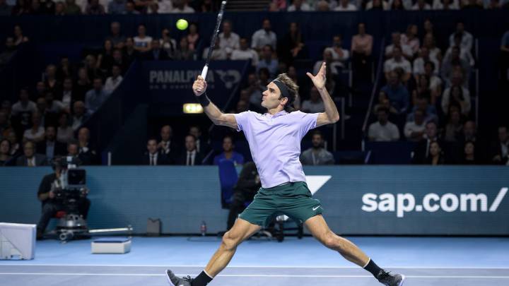 Roger Federer devuelve una bola ante Juan Martin Del Potro en la final del Torneo de Basilea.