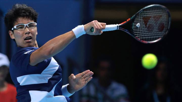 Hyeon Chung devuelve una bola ante Andrey Rublev durante su partido en las Next Gen ATP Finals de Milán.