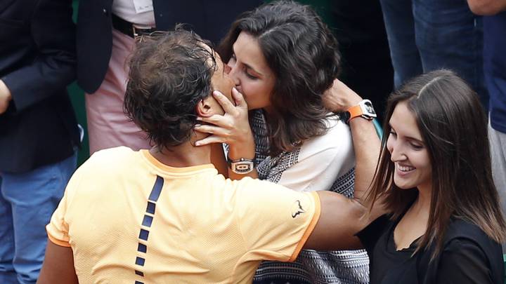 Rafael Nadal besa a su novia Xisca Perello tras ganar el título en el Masters 1.000 de Montecarlo en 2016.