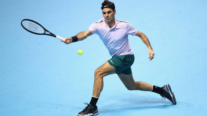 Roger Federer devuelve una bola ante David Goffin en las semifinales de las Nitto ATP World Tour Finals disputada en el O2 Arena de Londres.
