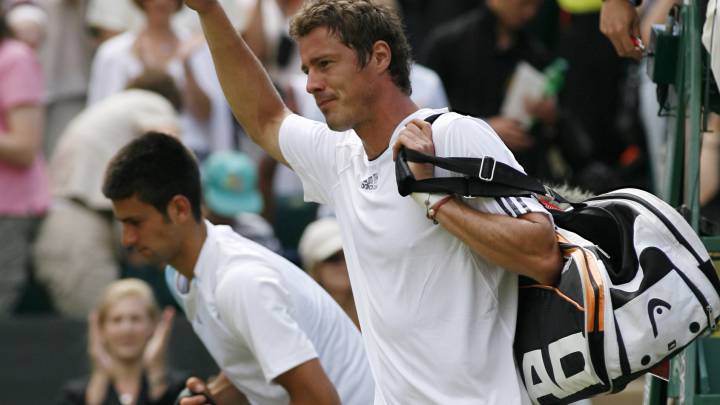 El tenista ruso Marat Safin celebra su victoria ante Novak Djokovic en el torneo de Wimbledon de 2008.