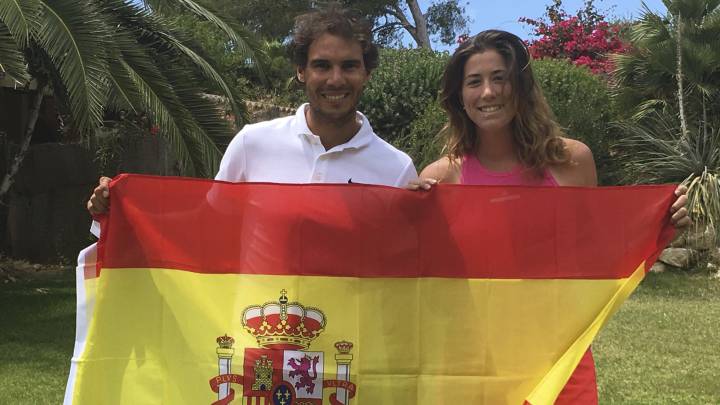 Garbiñe Muguruza posa junto a Rafael Nadal con la bandera española.