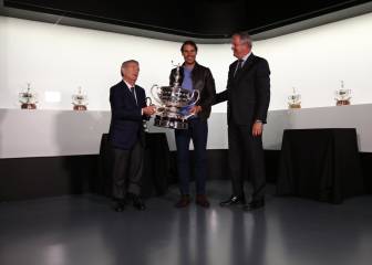 Nadal recibe la segunda réplica del trofeo Conde de Godó