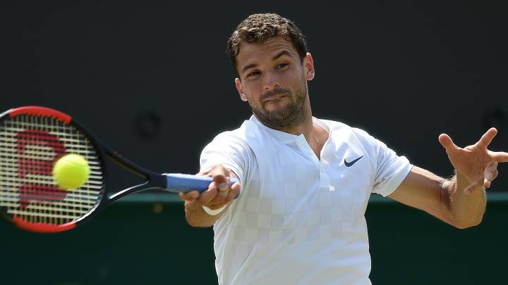 Grigor Dimitrov devuelve una bola ante Marcos Baghdatis durante su partido en Wimbledon.
