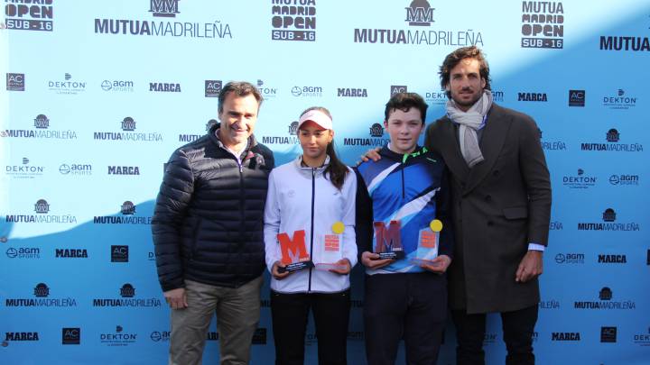 Feliciano López y Alberto Berasategui posan junto a Alba Rey e Iñaki Montes, ganadores del Mutua Madrid Open sub-16.
