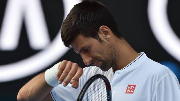 Djokovic no ve la luz: se retira de Abu Dhabi por dolor en el codo