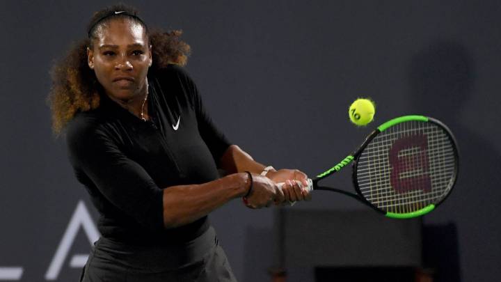 Serena Williams devuelve una bola ante Jelena Ostapenko durante el torneo de exhibición World Tennis Championship en Abu Dhabi,