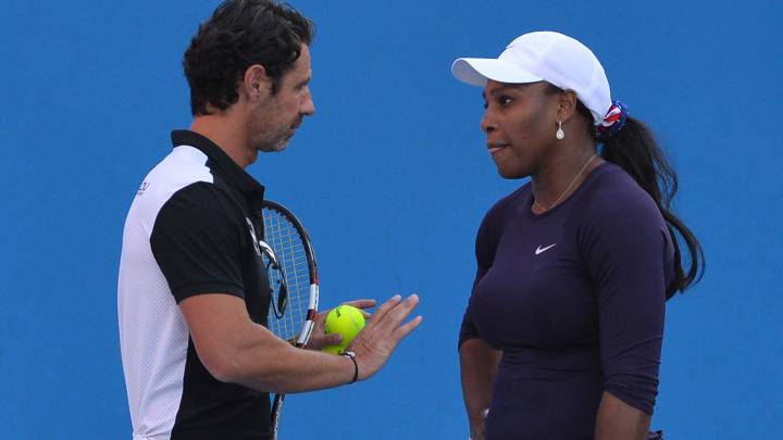 Serena Williams habla con su técnico Patrick Mouratoglou durante un entrenamiento previo al Open de Australia 2016.