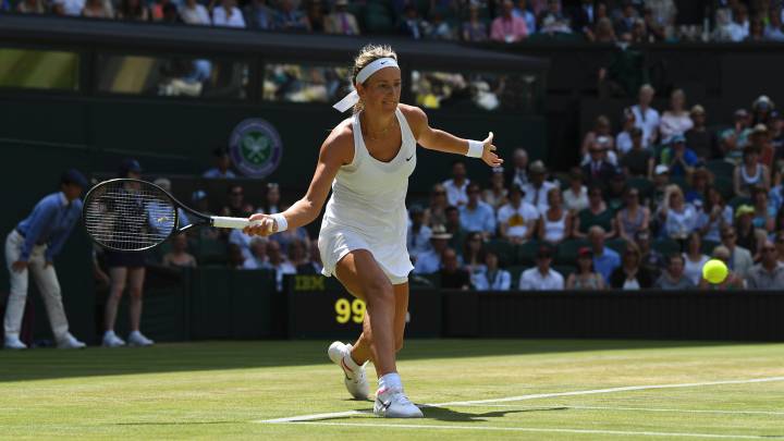 Victoria Azarenka devuelve una bola ante Heather Watson durante la edición 2017 de Wimbledon.