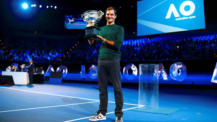 Roger Federer posa con el trofeo de campeón del Open de Australia antes del sorteo de los cuadros para la edición de 2018.