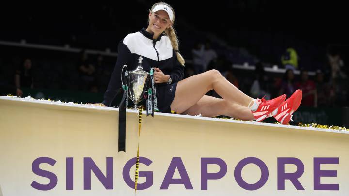 Caroline Wozniacki posa con el trofeo de campeona de las WTA Finals 2017 de Singapur tras ganar en el partido por el título Venus Williams. Las WTA Finals trasladarán su sede a Shenzhen a partir del año 2019.