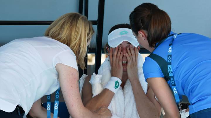 Alize Cornet, atendida por los médicos del Open de Australia.