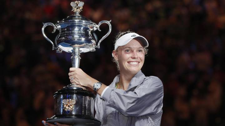 Wozniacki, con el trofeo de campeona del Abierto de Australia.