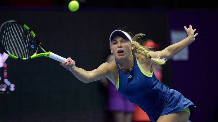 Caroline Wozniacki devuelve una bola a Daria Kasatkina durante el torneo de San Petersburgo.