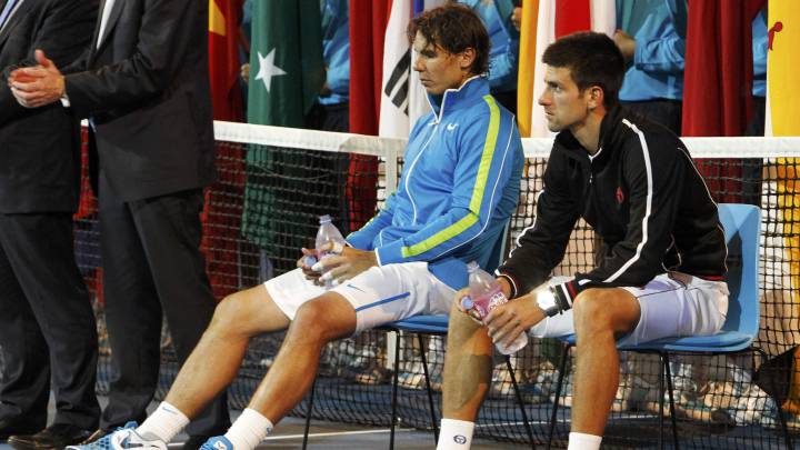 Novak Djokovic y Rafael Nadal descansan antes de la entrega de premios del Open de Australia 2012 tras una agónica final que duró cerca de 6 horas.