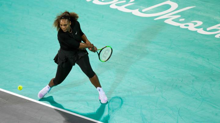 Serena Williams devuelve una bola ante Jelena Ostapenko durante un torneo de exhibición en Abu Dhabi.