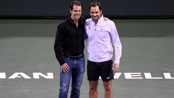 Tommy Haas posa junto a Roger Federer después de que el tenista alemán anunciase su retirada como profesional en el BNP Paribas Open de Indian Wells, donde ejerce como director del torneo.