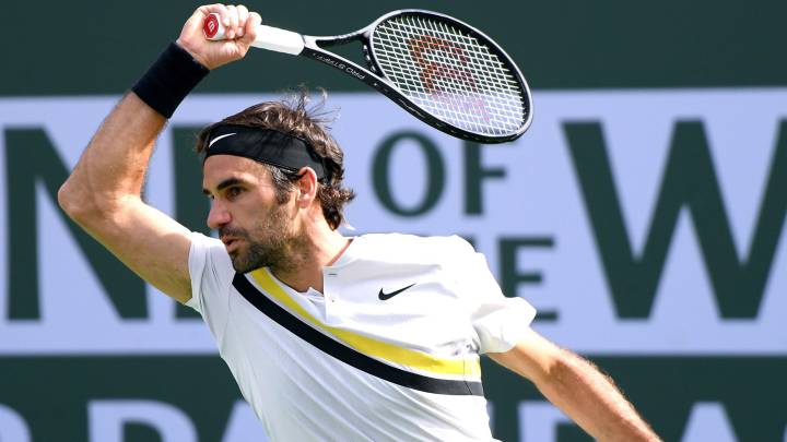 Roger Federer devuelve una bola ante Juan Martin Del Potrodurante la final del BNP Paribas Open de Indian Wells.