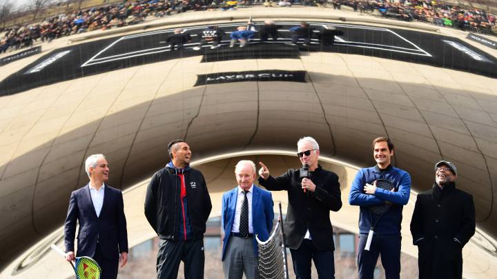 Nick Kyrgios, Rod Laver, John McEnroe y Roger Federer hablan durante un acto de la Laver Cup en la escultura Cloud Gate de Chicago.