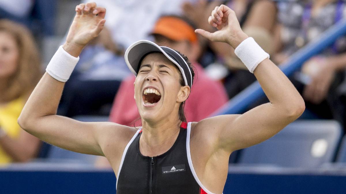 La tenista espaÃ±ola GarbiÃ±e Muguruza celebra tras vencer a la hÃºngara Timea Babos durante la final del Abierto de Tenis de Monterrey.