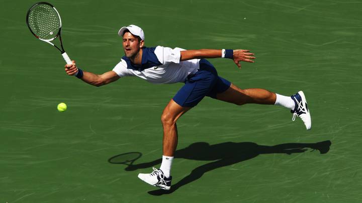 Novak Djokovic devuelve una bola a Taro Daniel durante el BNP Paribas Open de Indian Wells.