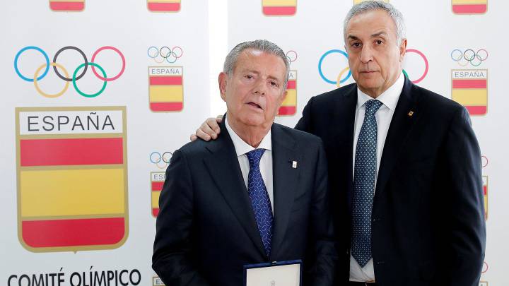 Alejandro Blanco entrega la Insignia Olímpica al Conde de Godó