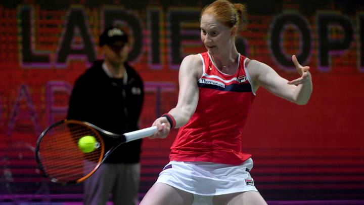 La tenista belga Alison Van Uytvanck devuelve una bola ante Viktoria Kuzmova durante su partido en el Abierto de Hungría.
