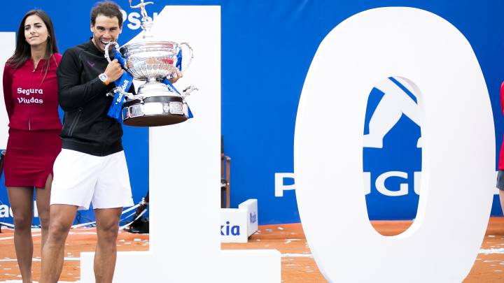 Rafa Nadal muerde el trofeo de campeón del Barcelona Open Banc Sabadell 2018.